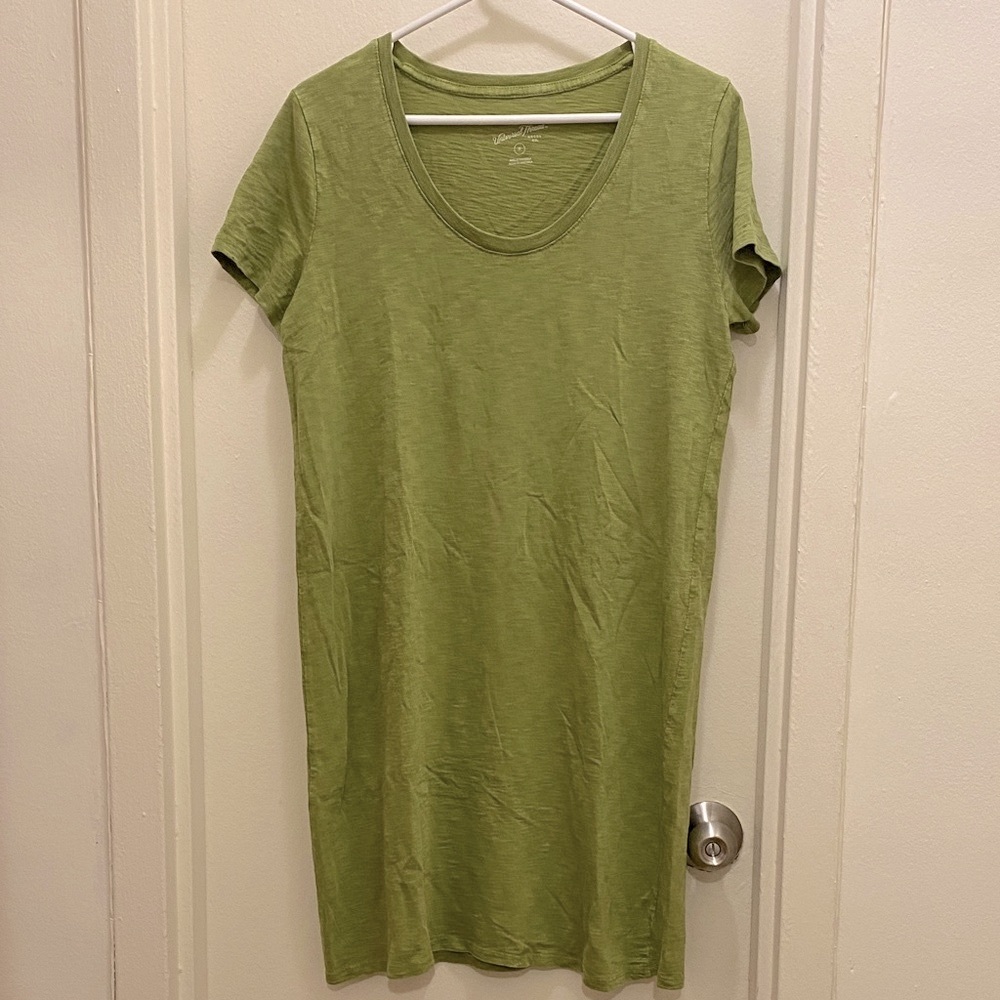 Universal Thread Light Green Scoop Neckline Midi Tee Shirt Dress in Size Medium